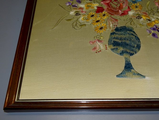 -CADRE AVEC BRODERIE SUR SOIE VASE AVEC FLEURS MULTICOLORES déco VINTAGE    D