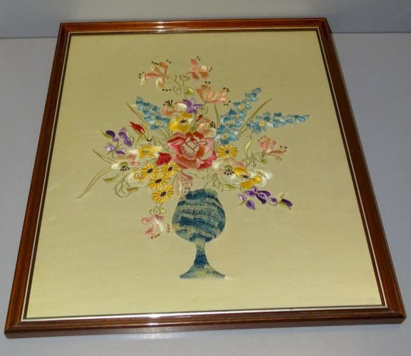 -CADRE AVEC BRODERIE SUR SOIE VASE AVEC FLEURS MULTICOLORES déco VINTAGE    D