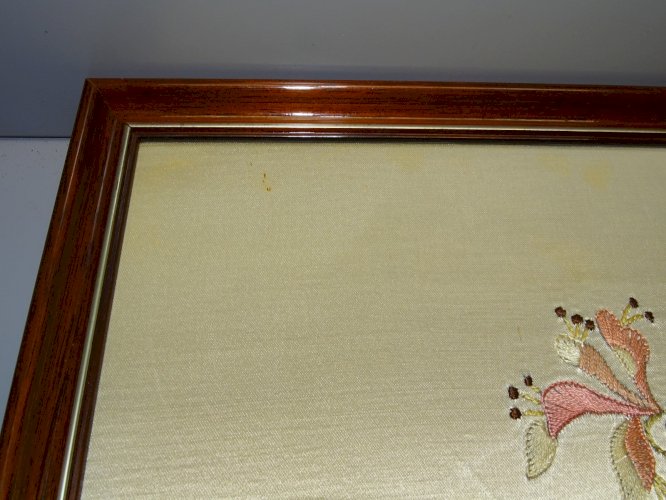 -CADRE AVEC BRODERIE SUR SOIE VASE AVEC FLEURS MULTICOLORES déco VINTAGE    D