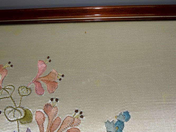 -CADRE AVEC BRODERIE SUR SOIE VASE AVEC FLEURS MULTICOLORES déco VINTAGE    D