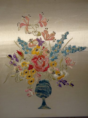 -CADRE AVEC BRODERIE SUR SOIE VASE AVEC FLEURS MULTICOLORES déco VINTAGE    D
