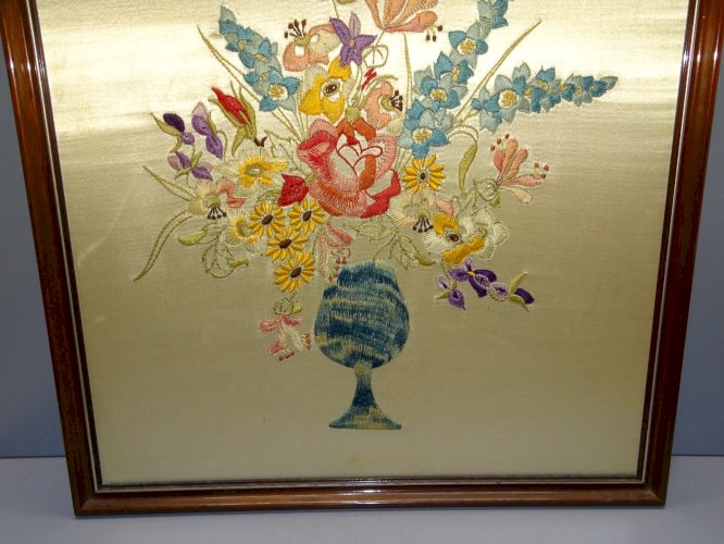 -CADRE AVEC BRODERIE SUR SOIE VASE AVEC FLEURS MULTICOLORES déco VINTAGE    D