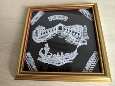 Cadre avec broderies vénitiennes