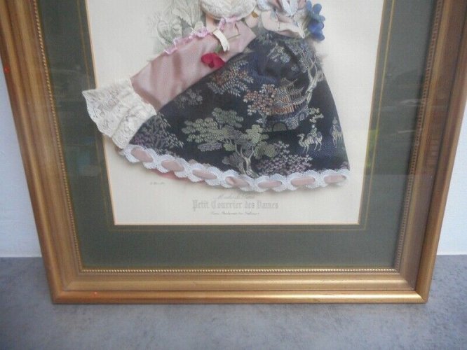 CADRE AVEC DES PERSONNAGES HABILLES DE TISSU N° 3