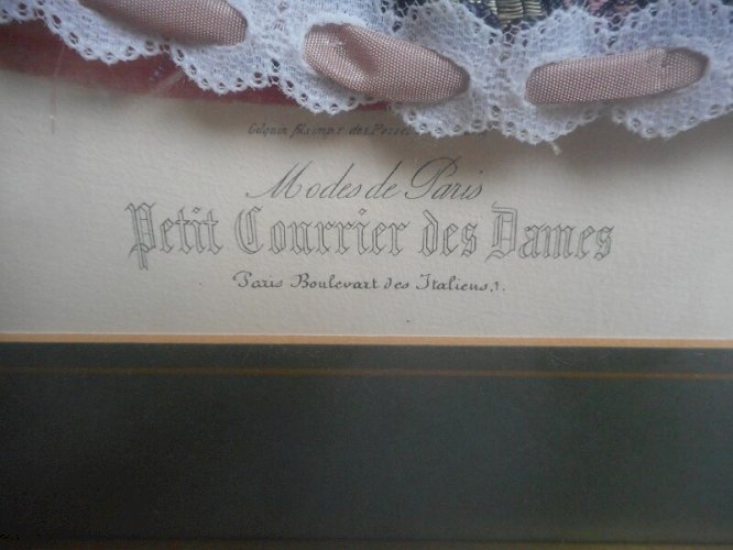 CADRE AVEC DES PERSONNAGES HABILLES DE TISSU N° 3