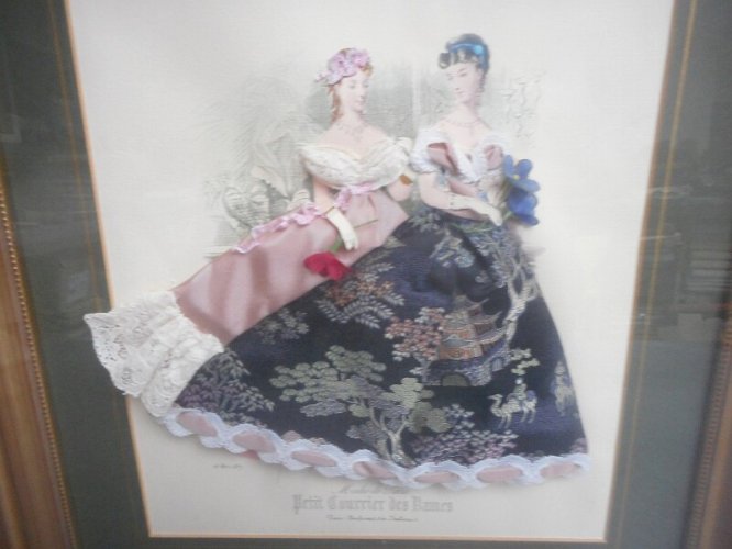 CADRE AVEC DES PERSONNAGES HABILLES DE TISSU N° 3