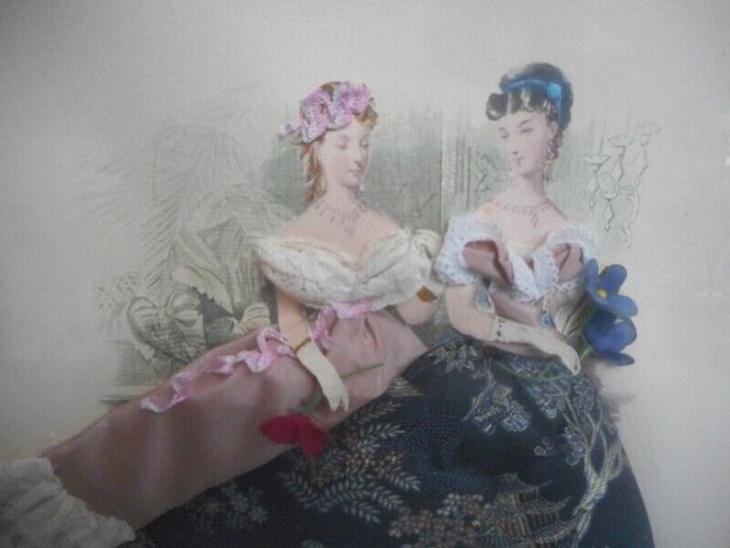 CADRE AVEC DES PERSONNAGES HABILLES DE TISSU N° 3