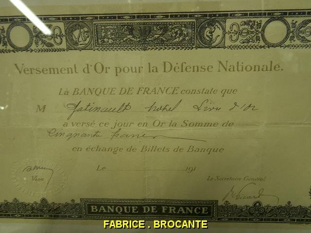 CADRE AVEC DEUX VERSEMENTS D'OR POUR LA DEFENSE NATIONALE