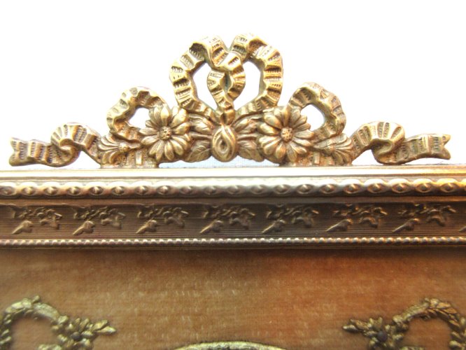 Cadre carré Empire, en bronze doré, noeuds Louis XVI, médaillon