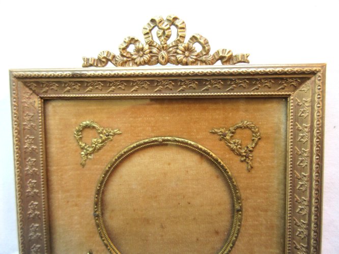 Cadre carré Empire, en bronze doré, noeuds Louis XVI, médaillon