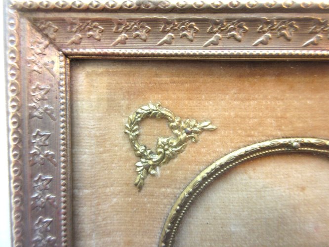 Cadre carré Empire, en bronze doré, noeuds Louis XVI, médaillon