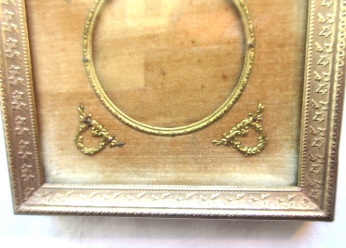 Cadre carré Empire, en bronze doré, noeuds Louis XVI, médaillon