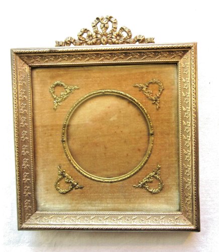 Cadre carré Empire, en bronze doré, noeuds Louis XVI, médaillon