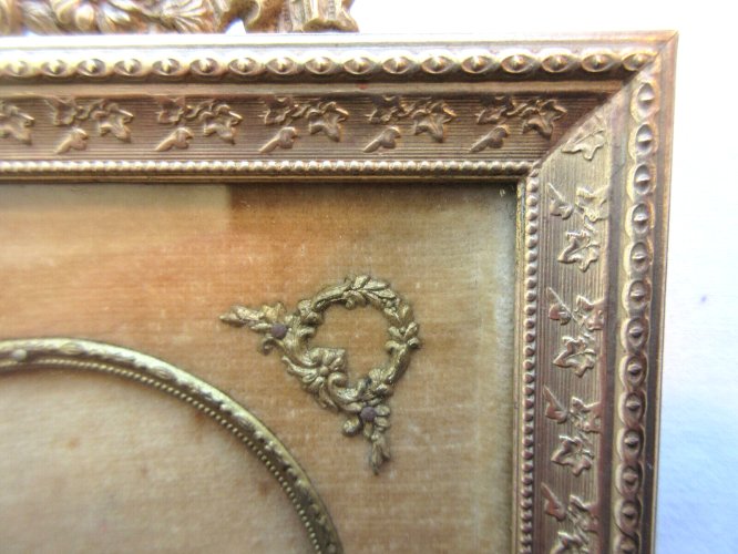 Cadre carré Empire, en bronze doré, noeuds Louis XVI, médaillon