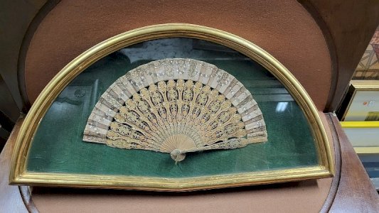 CADRE DORE AVEC EVENTAIL EN BOIS SCULPTE