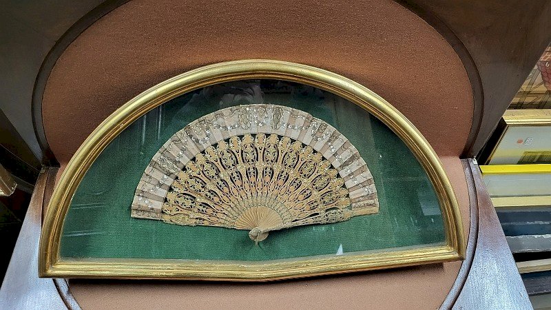 CADRE DORE AVEC EVENTAIL EN BOIS SCULPTE