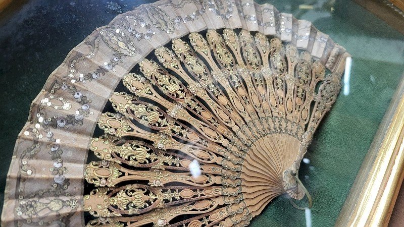 CADRE DORE AVEC EVENTAIL EN BOIS SCULPTE