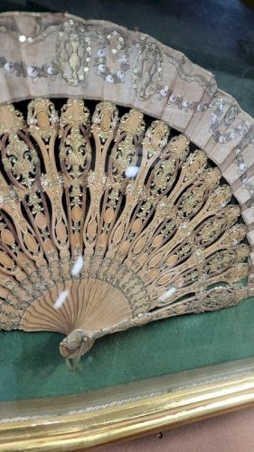 CADRE DORE AVEC EVENTAIL EN BOIS SCULPTE