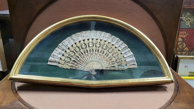 CADRE DORE AVEC EVENTAIL EN BOIS SCULPTE