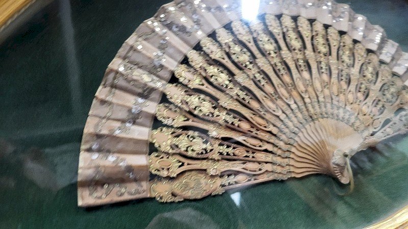 CADRE DORE AVEC EVENTAIL EN BOIS SCULPTE