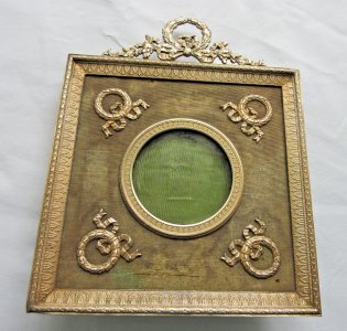 Cadre Empire carré, en bronze doré, Fronton, 4 noeuds Louis XVI, Médaillon