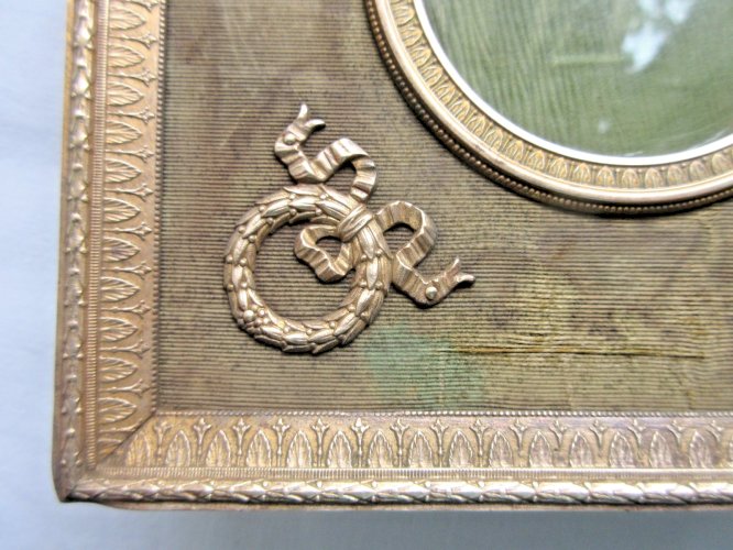 Cadre Empire carré, en bronze doré, Fronton, 4 noeuds Louis XVI, Médaillon