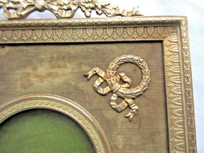 Cadre Empire carré, en bronze doré, Fronton, 4 noeuds Louis XVI, Médaillon