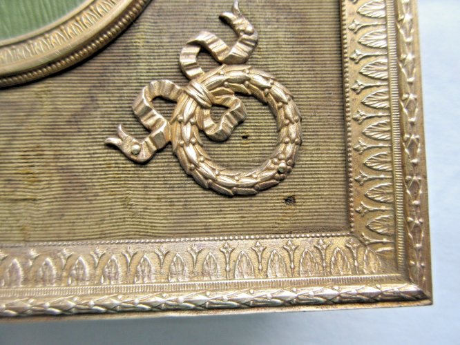 Cadre Empire carré, en bronze doré, Fronton, 4 noeuds Louis XVI, Médaillon