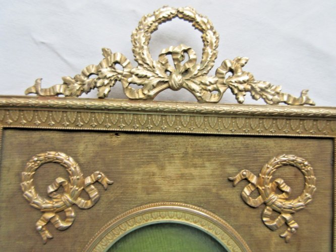 Cadre Empire carré, en bronze doré, Fronton, 4 noeuds Louis XVI, Médaillon