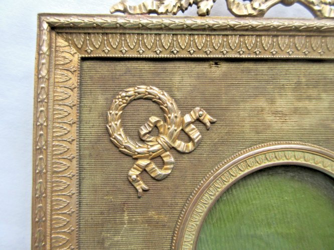 Cadre Empire carré, en bronze doré, Fronton, 4 noeuds Louis XVI, Médaillon