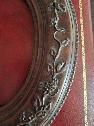 Cadre en bois massif épais sculpté motifs pampres de vigne 37 X 31 cm