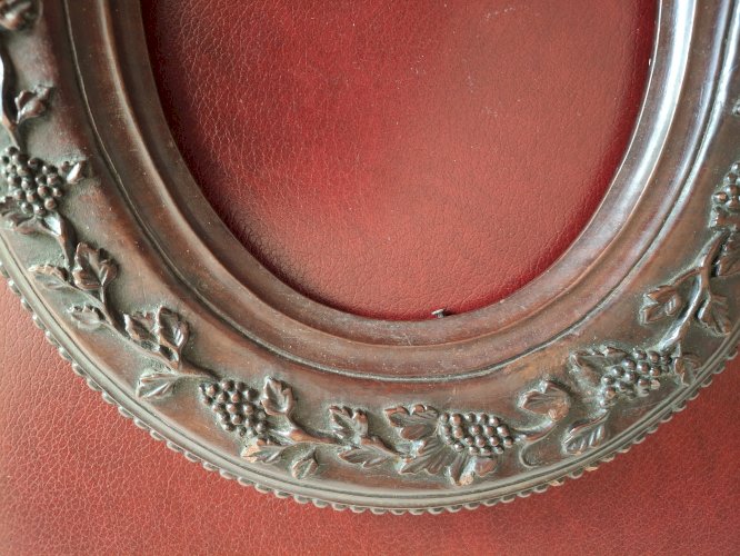 Cadre en bois massif épais sculpté motifs pampres de vigne 37 X 31 cm