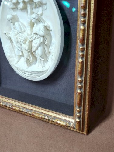 CADRE EN VERRE AVEC UNE SCENE RELIGIEUSE EN CALCAIRE SIGNE BLOCH