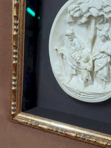 CADRE EN VERRE AVEC UNE SCENE RELIGIEUSE EN CALCAIRE SIGNE BLOCH