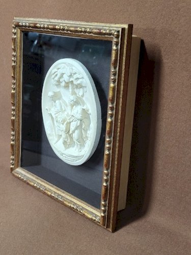 CADRE EN VERRE AVEC UNE SCENE RELIGIEUSE EN CALCAIRE SIGNE BLOCH