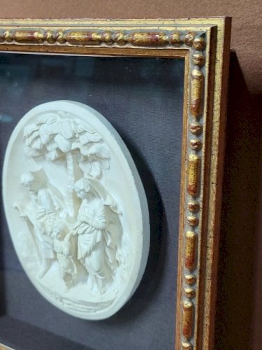 CADRE EN VERRE AVEC UNE SCENE RELIGIEUSE EN CALCAIRE SIGNE BLOCH