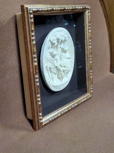 CADRE EN VERRE AVEC UNE SCENE RELIGIEUSE EN CALCAIRE SIGNE BLOCH