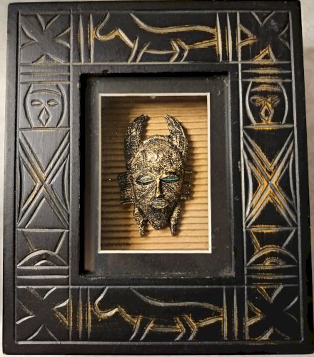 Cadre masque africain doré en relief qualité bois ancien