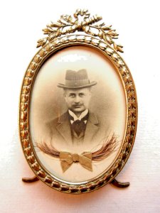 Cadre médaillon ovale Napoléon III, bronze doré, noeud, palmes: Homme au chapeau