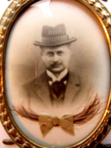 Cadre médaillon ovale Napoléon III, bronze doré, noeud, palmes: Homme au chapeau