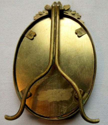 Cadre médaillon ovale Napoléon III, bronze doré, noeud, palmes: Homme au chapeau