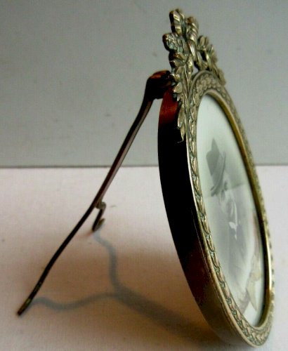 Cadre médaillon ovale Napoléon III, bronze doré, noeud, palmes: Homme au chapeau