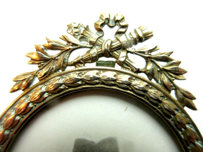 Cadre médaillon ovale Napoléon III, bronze doré, noeud, palmes: Homme au chapeau