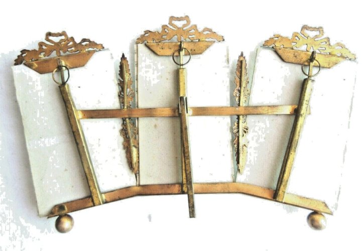 cadre porte-photo 1900 3 verres biseautés 3 frontons bronze Louis XVI, palmettes