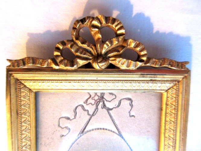 Cadre porte-photo 1900 bronze doré, Noeud Louis XVI, Armature finement ciselée