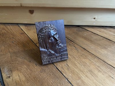 Cadre-sculpture sur bois visage du Christ, signé