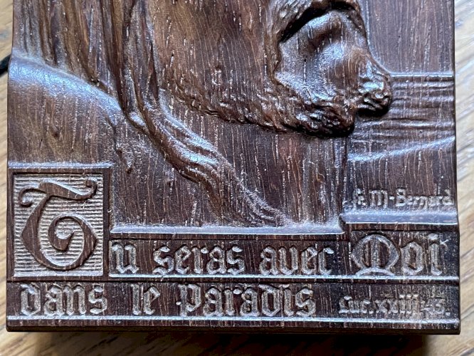 Cadre-sculpture sur bois visage du Christ, signé