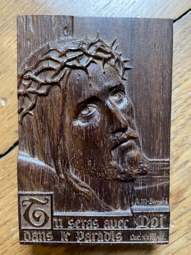 Cadre-sculpture sur bois visage du Christ, signé