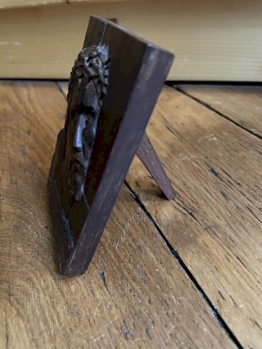 Cadre-sculpture sur bois visage du Christ, signé