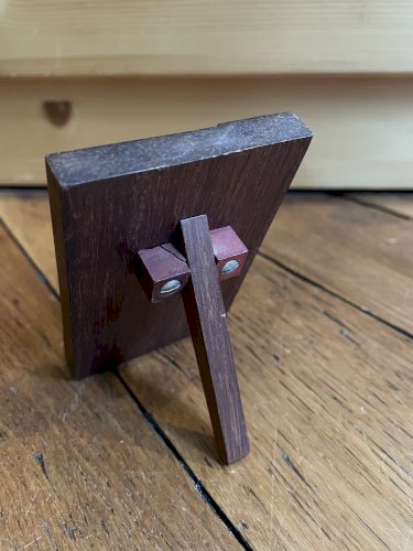 Cadre-sculpture sur bois visage du Christ, signé